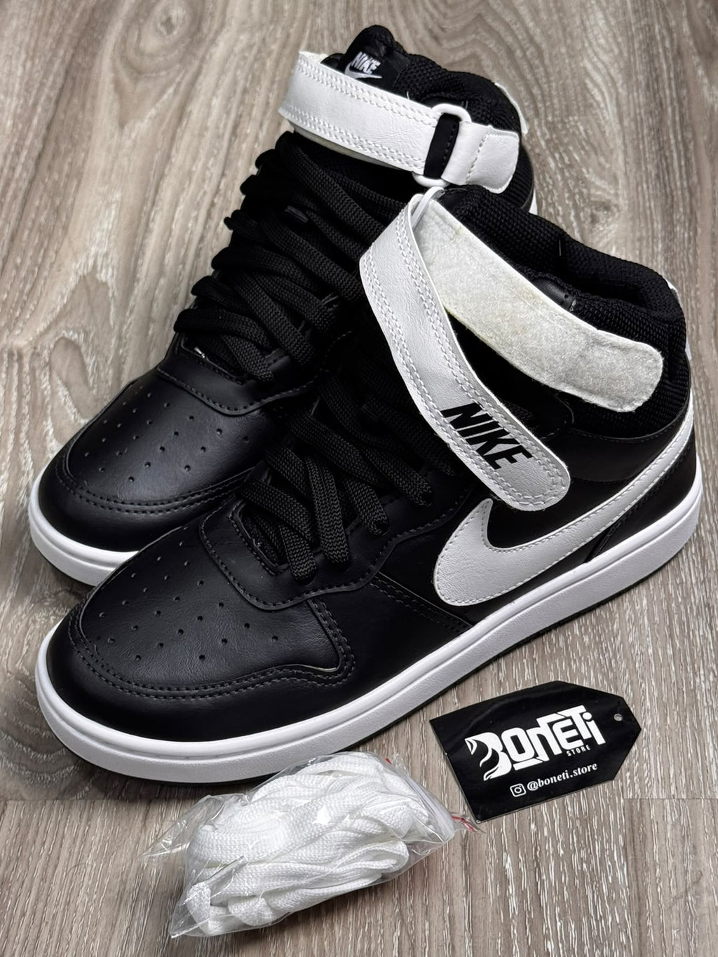 TÊNIS NK COURT BOROUGH MID - PRETO BRANCO