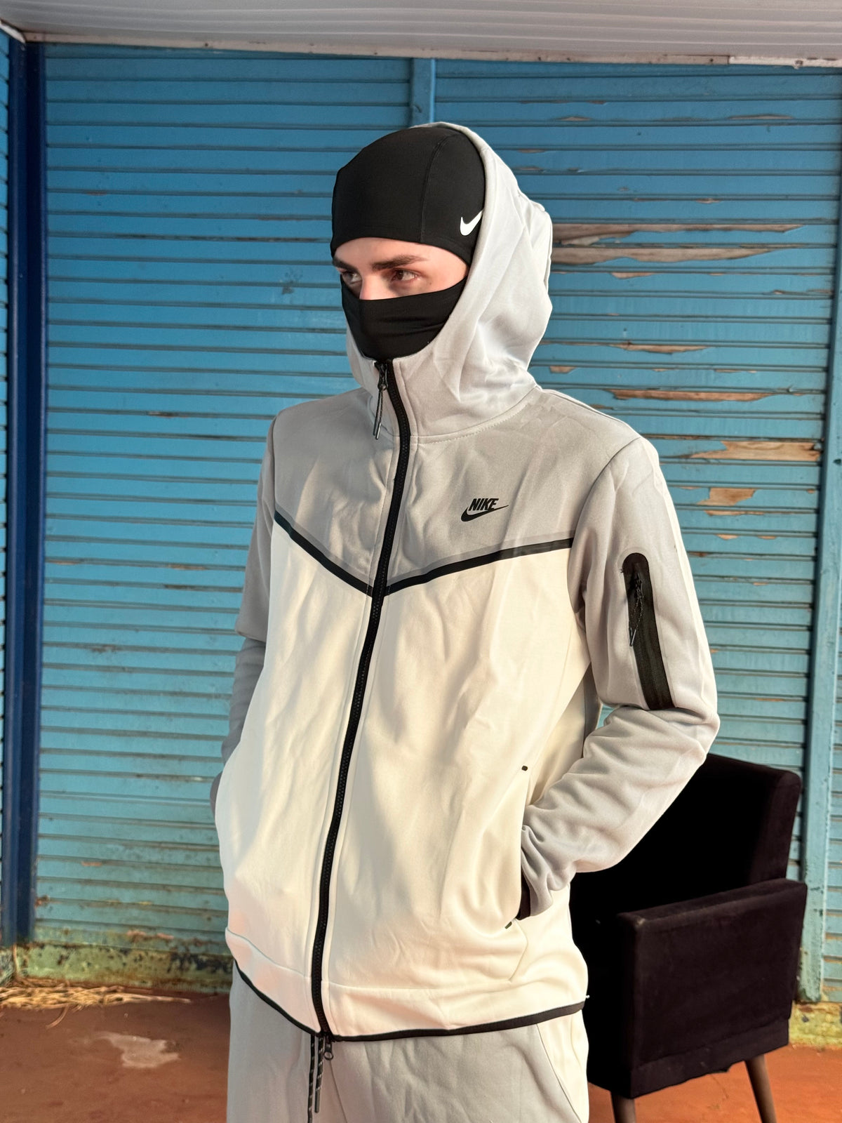 JAQUETA TECH FLEECE NK - CINZA/BRANCO