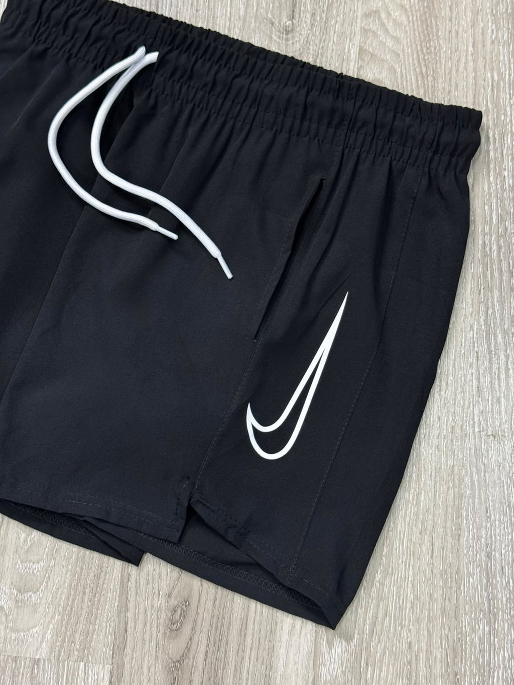 SHORTS TACTEL NK SWOOSH VAZADO VERTICAL - PRETO