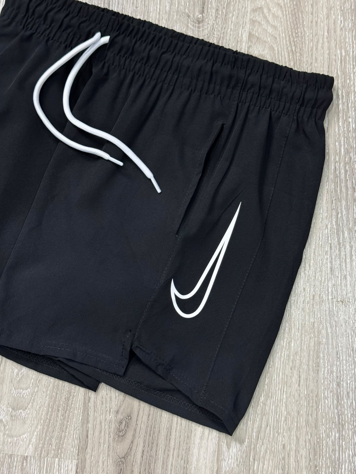 SHORTS TACTEL NK SWOOSH VAZADO VERTICAL - PRETO