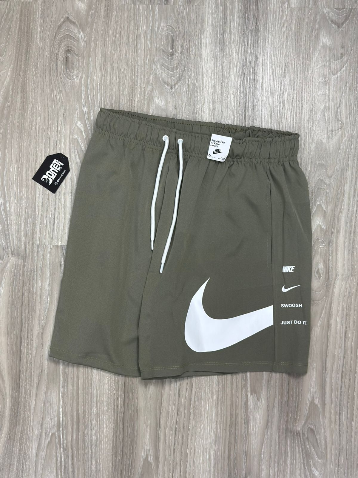 SHORTS TACTEL NK SWOOSH + JUST 25 - VERDE OLIVA