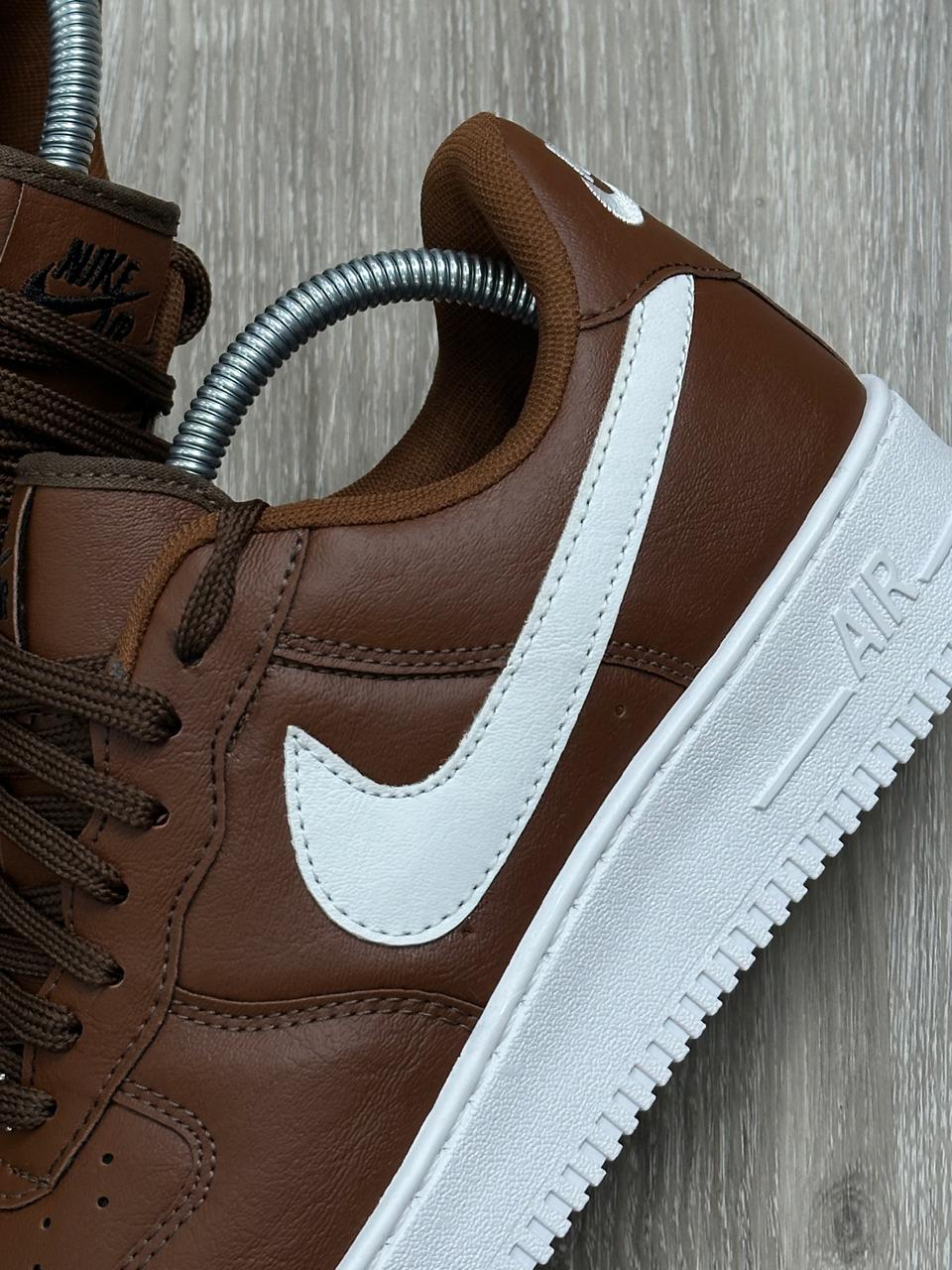 TÊNIS NIKE AIR FORCE 1 - MARROM