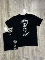 CAMISETA NK X STUSSY PEACE - PRETA
