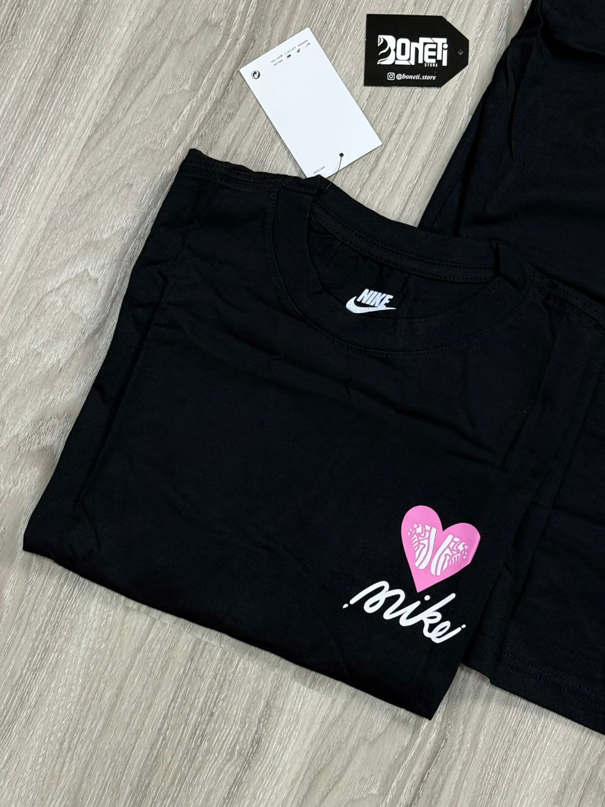 CAMISETA NK SHOE LOVE - PRETA