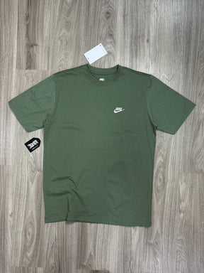 CAMISETA NK SPORTSWEAR CLUB - VERDE MUSGO