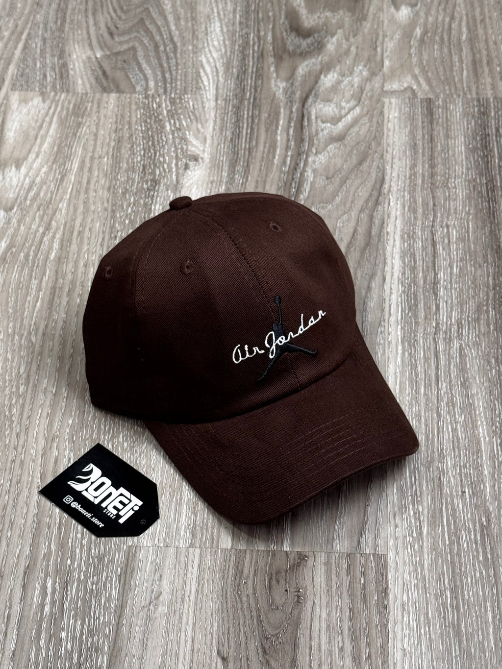 BONÉ AIR JORDAN CLUB SCRIPT - MARROM