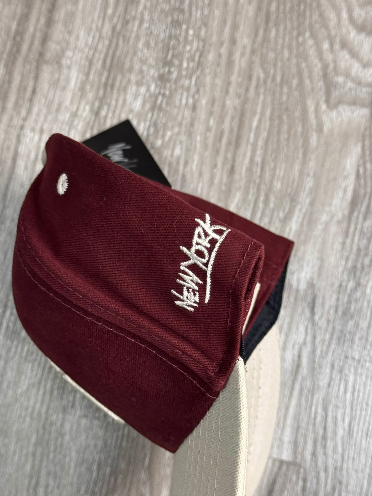 BONÉ NEW ERA LOGO - VINHO/CREME