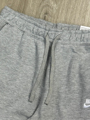 SHORTS MOLETOM NK SPORTSWEAR CLUB - CINZA
