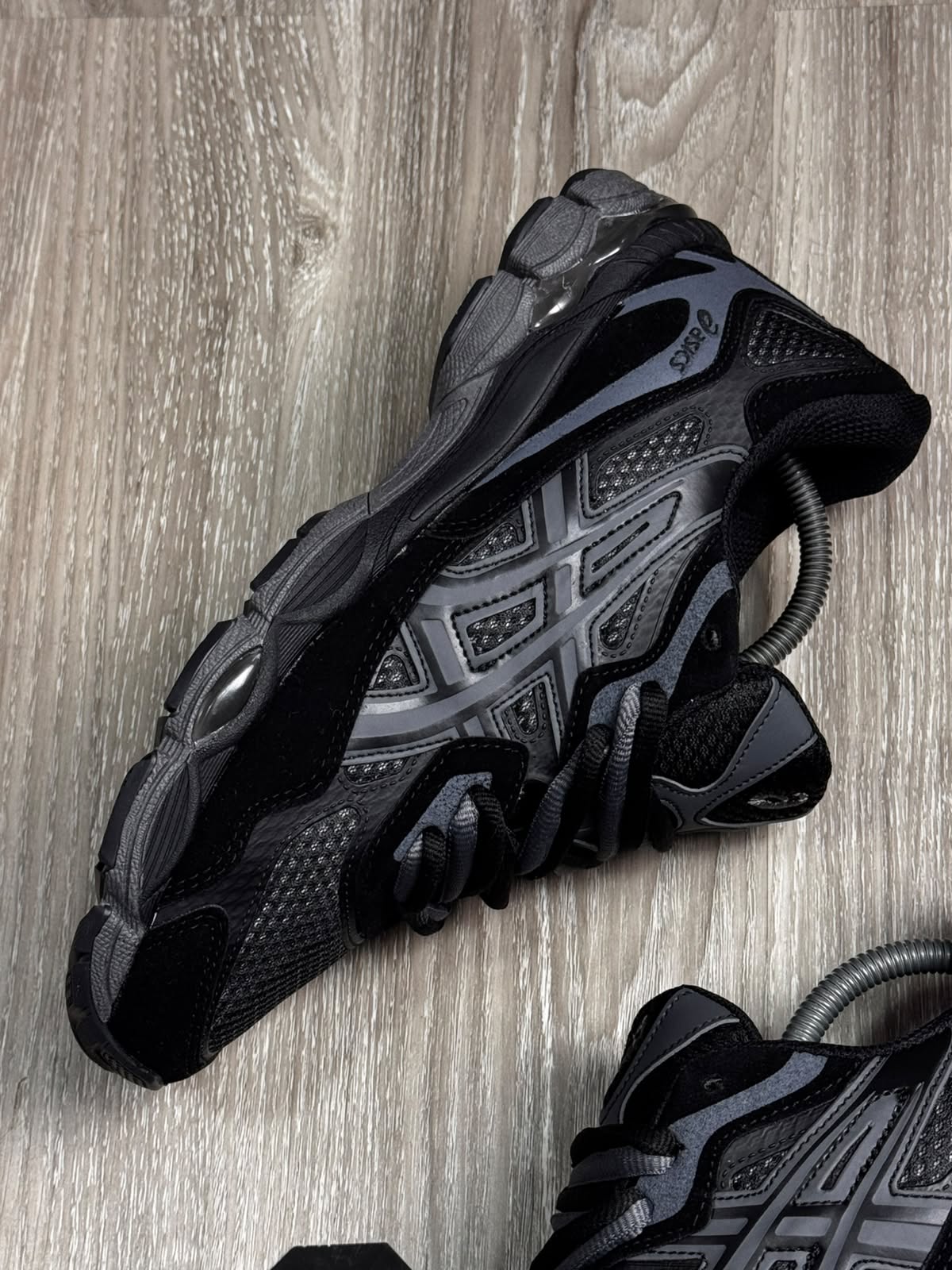 TÊNIS ASICS GEL NYC - PRETO E GRAFITE