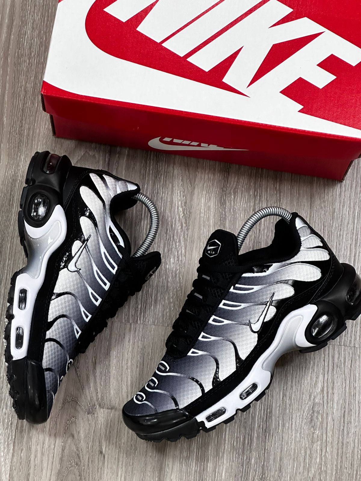 TÊNIS NK AIR MAX PLUS TN - METALLIC SILVER