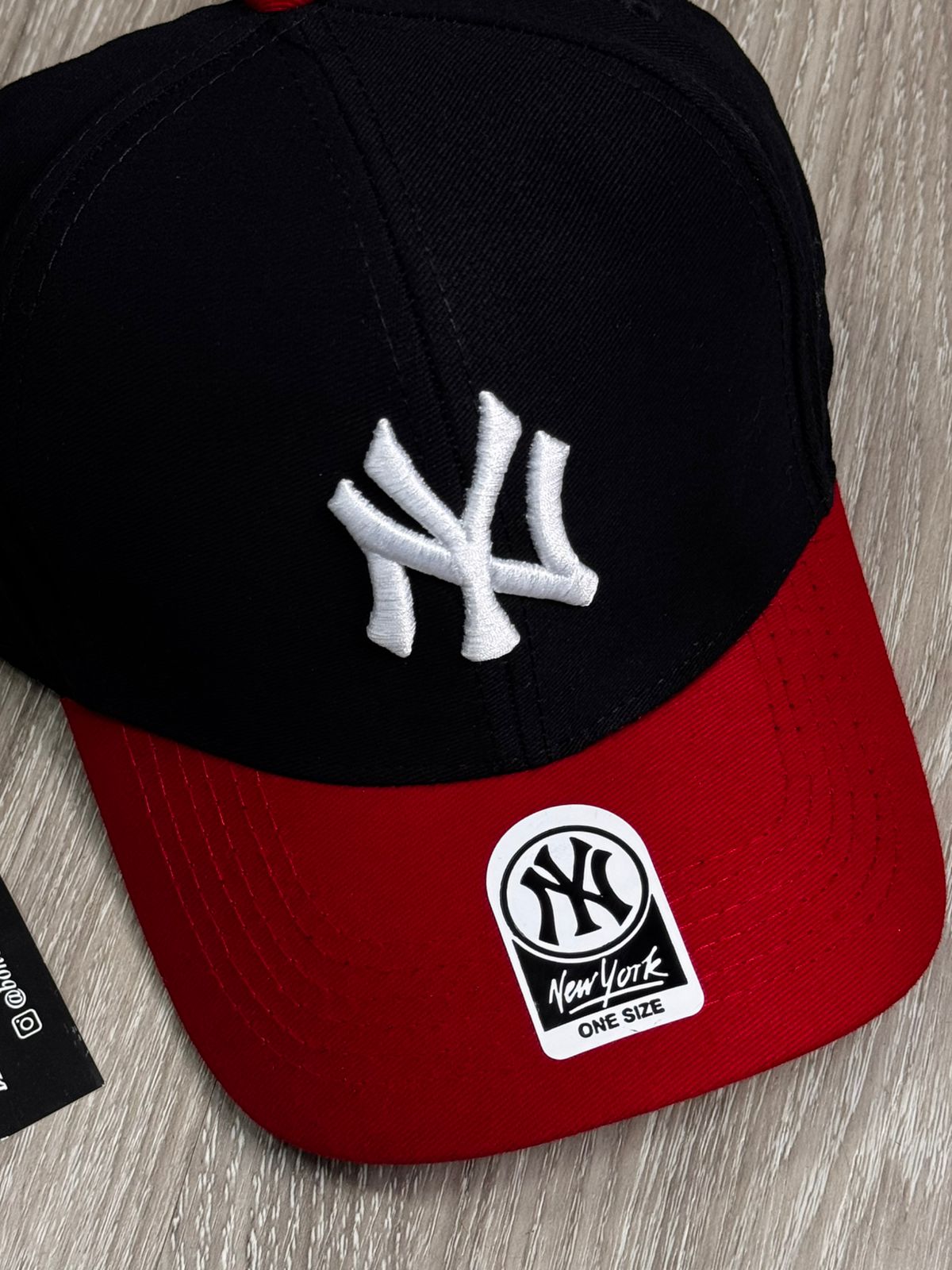 BONÉ NEW ERA LOGO - PRETO/VERMELHO