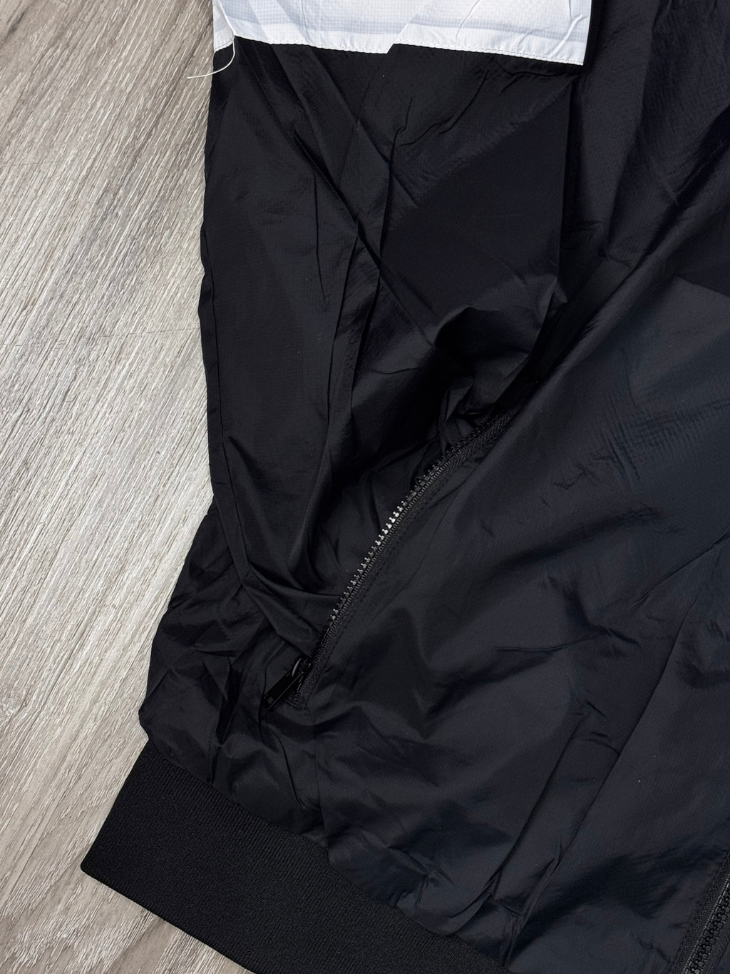 CORTA VENTO NK WINDRUNNER - PRETO/BRANCO