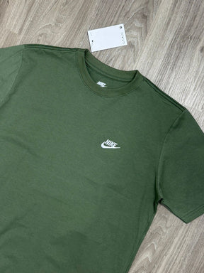 CAMISETA NK SPORTSWEAR CLUB - VERDE MUSGO