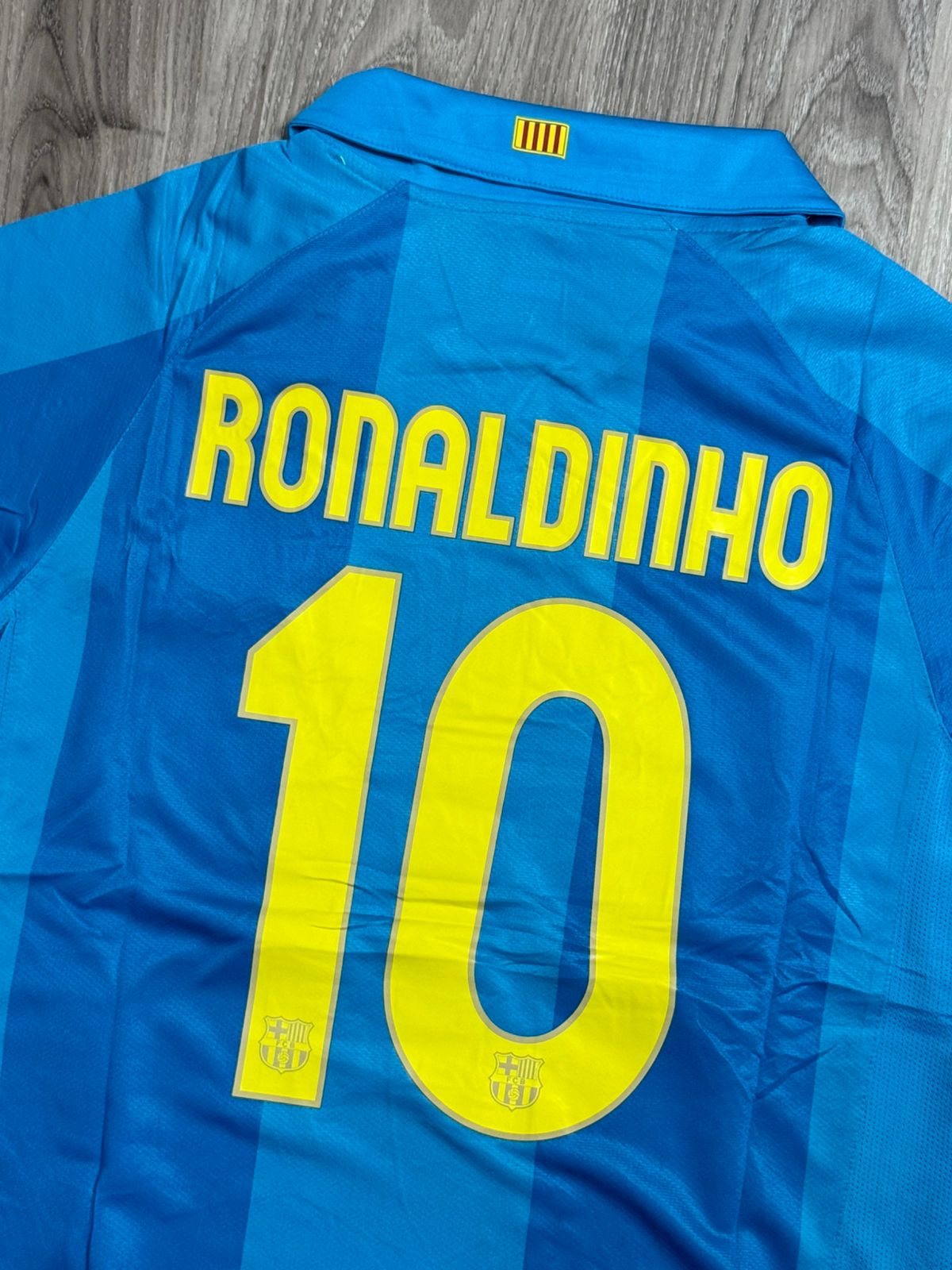 CAMISA RETRÔ BARCELONA 2007 RONALDINHO - AZUL