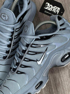 TÊNIS NK AIR MAX PLUS TN - WOLF GREY