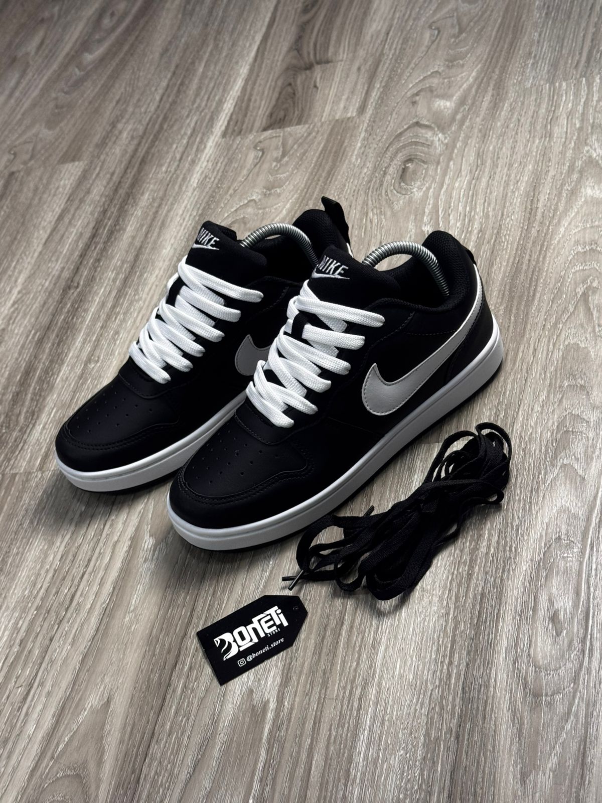 TÊNIS NK COURT BOROUGH - PRETO E BRANCO