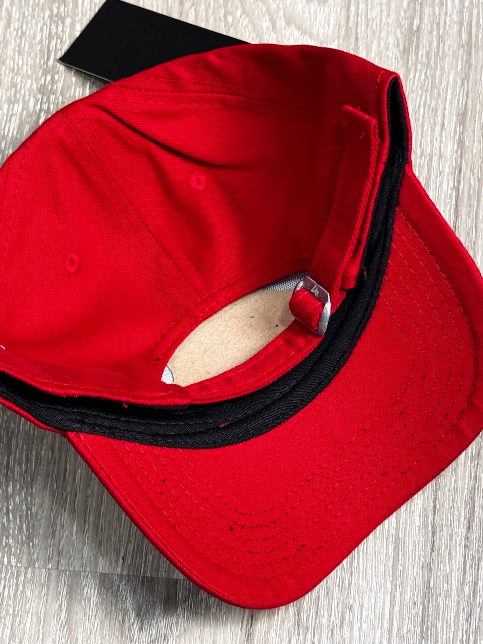 BONÉ NEW ERA LOGO - VERMELHO LOGO BRANCA