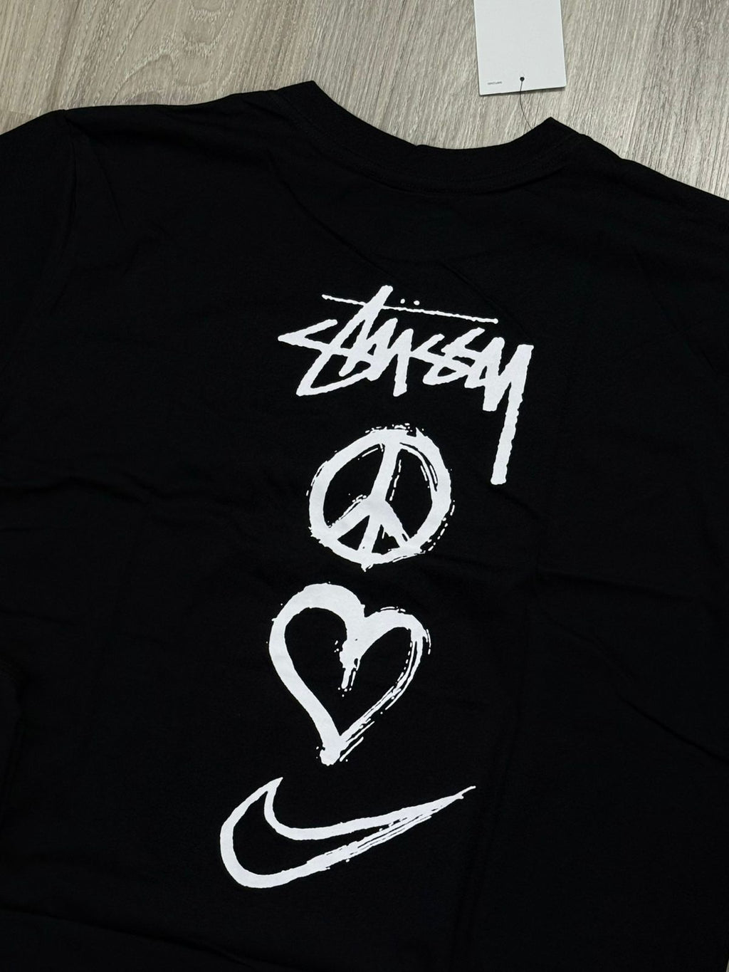 CAMISETA NK X STUSSY PEACE - PRETA