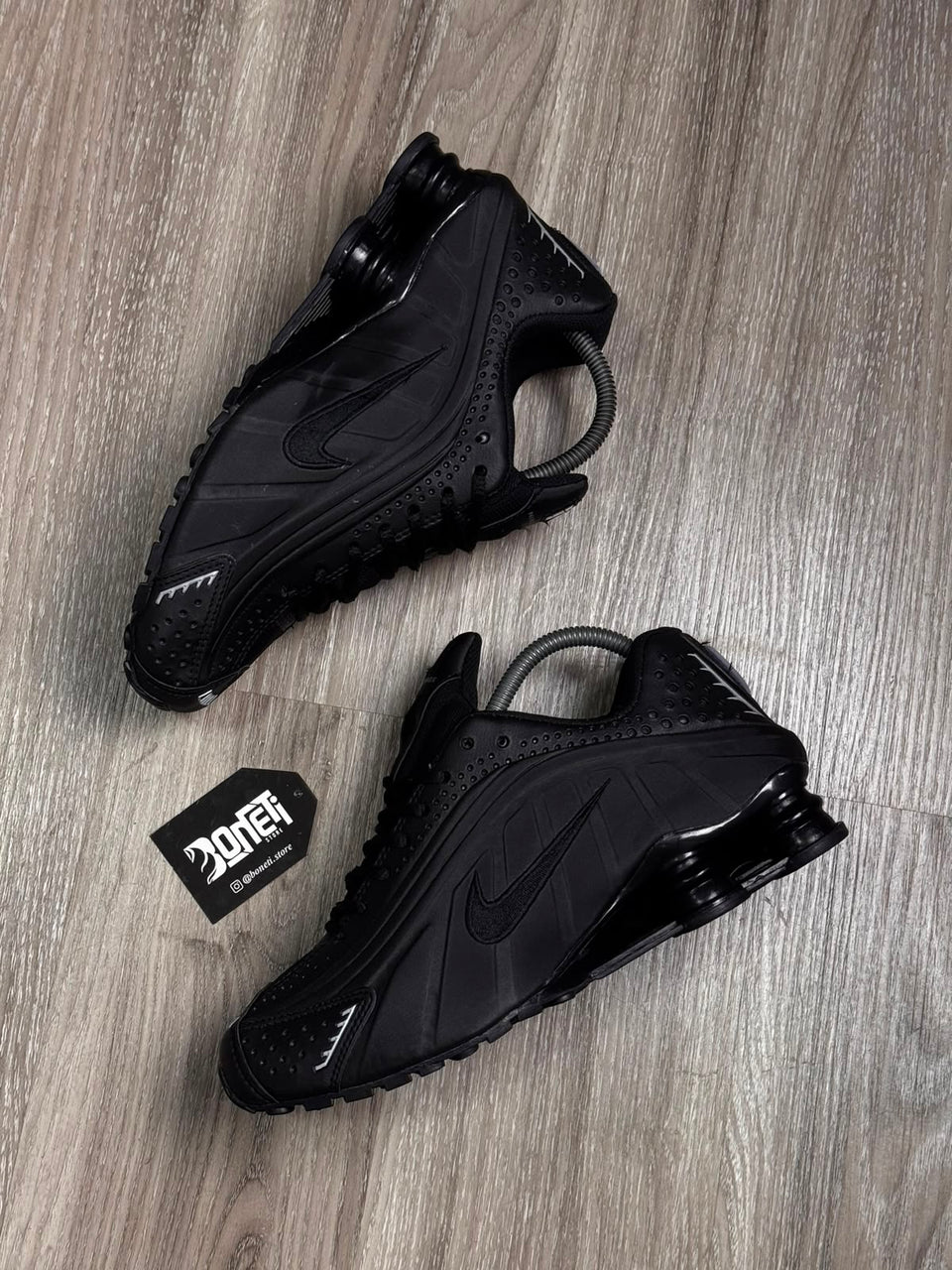 TÊNIS NK SHOX R4 - ALL BLACK