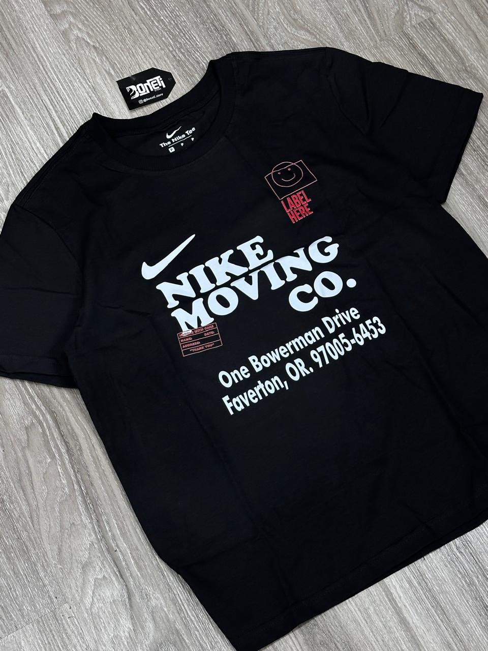 CAMISETA NK MOVING LABEL HERE - PRETO