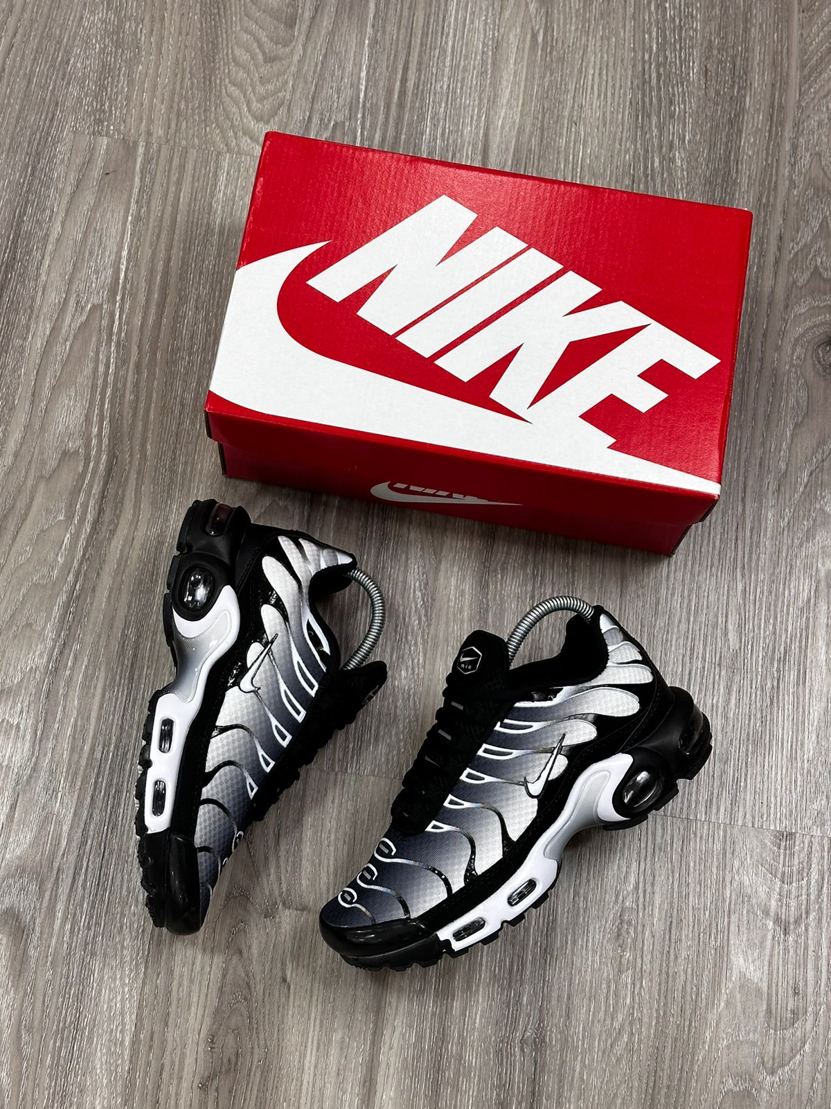 TÊNIS NK AIR MAX PLUS TN - METALLIC SILVER