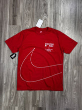 CAMISETA NK SWOOSH BY - VERMELHA