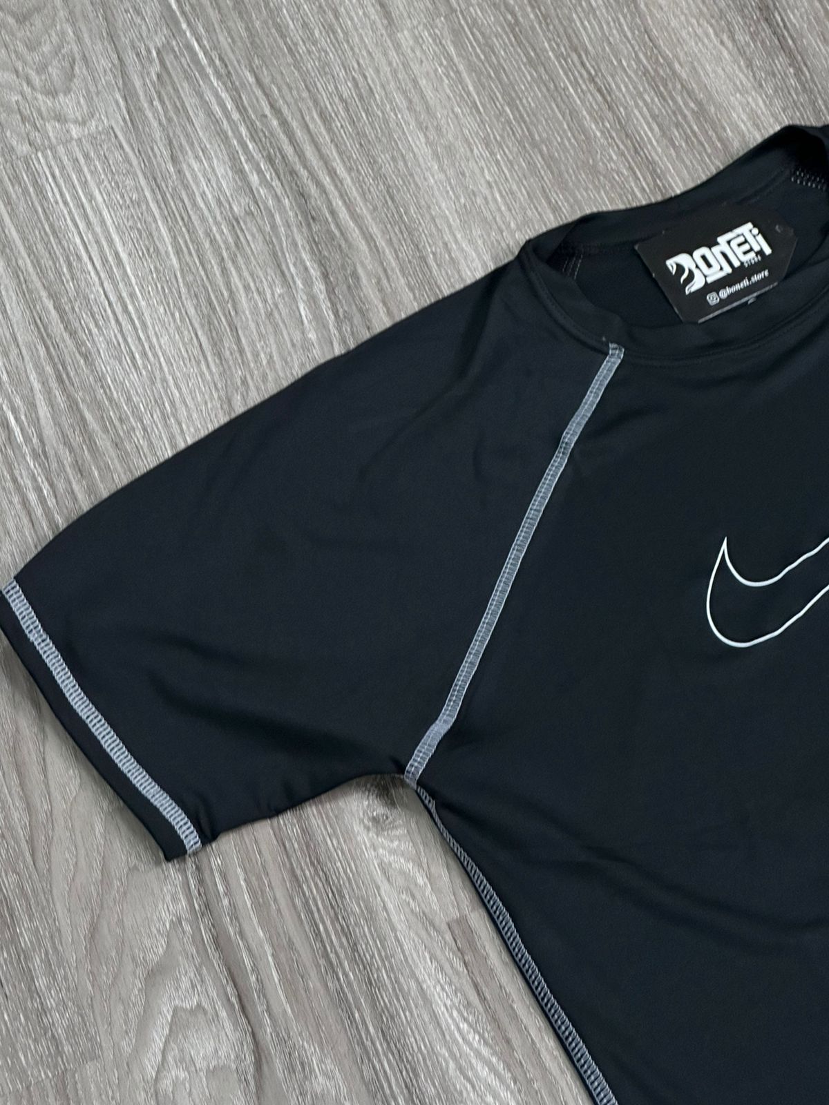 CAMISETA NK DRI-FIT SWOOSH VAZADO - PRETO