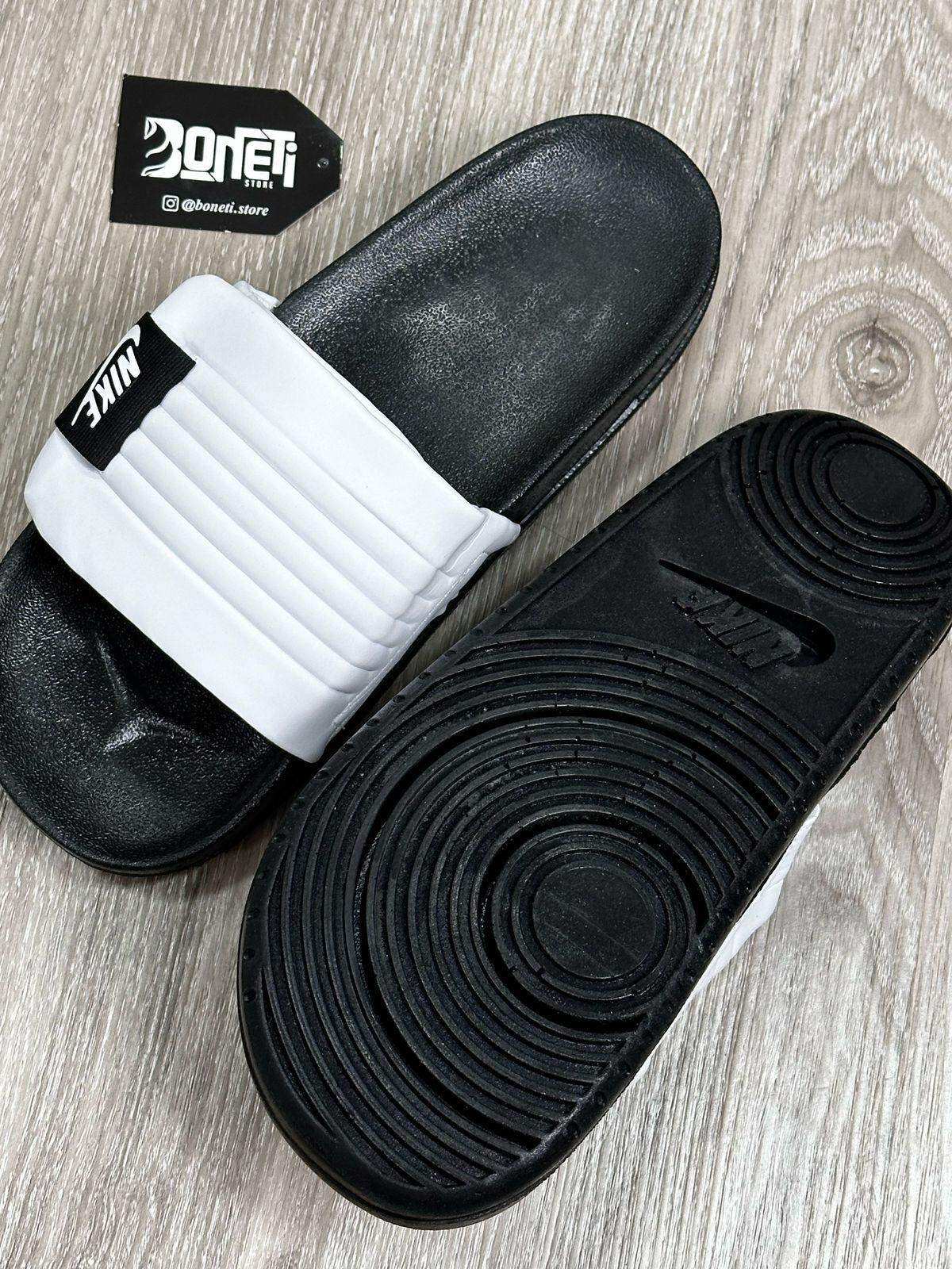 CHINELO SLIDE NK OFFCOURT - PRETO E BRANCO
