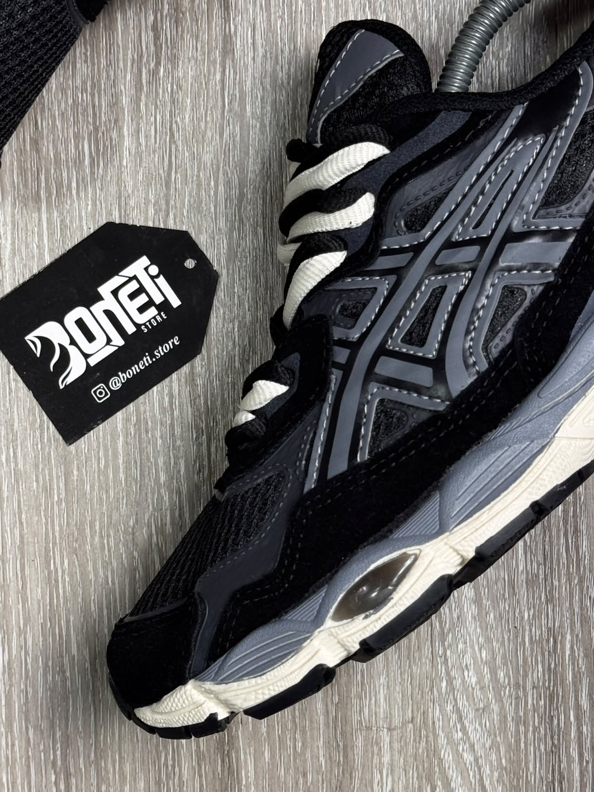 TÊNIS ASICS GEL NYC - PRETO E BEGE