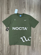 CAMISETA NK X NOCTA SOMETIMES - VERDE MUSGO