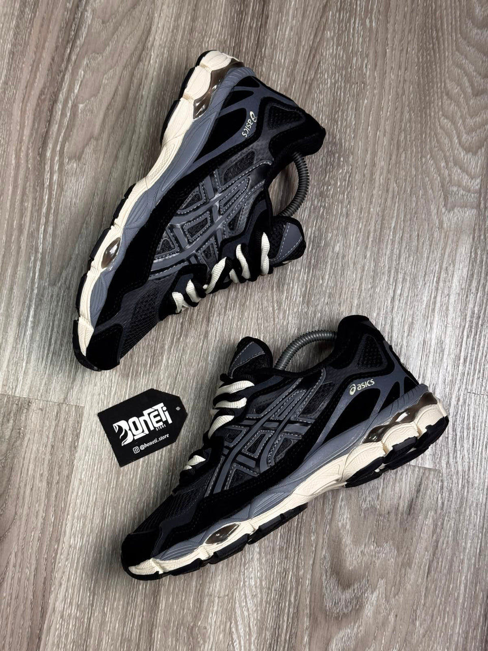TÊNIS ASICS GEL NYC - PRETO E BEGE