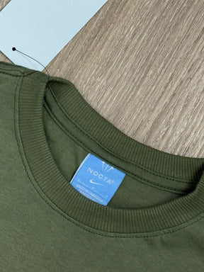 CAMISETA NK X NOCTA SOMETIMES - VERDE MUSGO