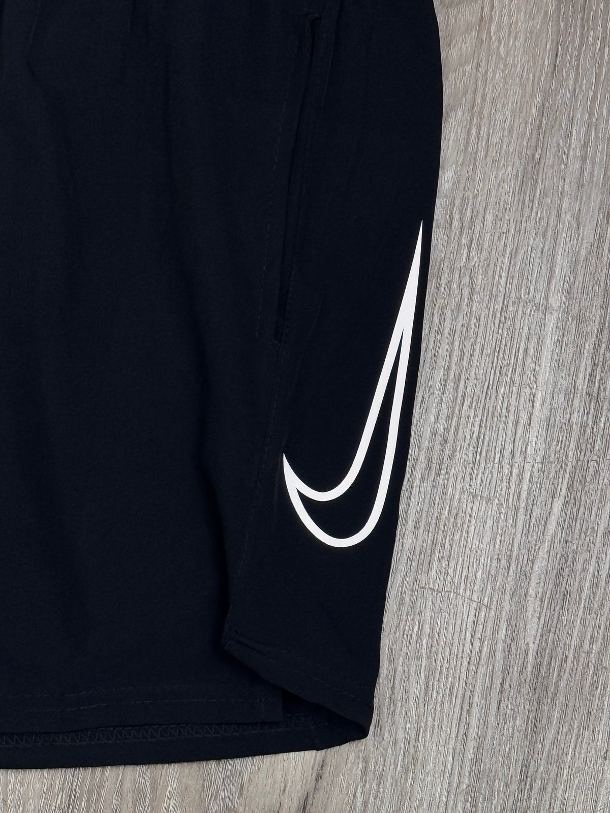 SHORTS TACTEL NK SWOOSH VAZADO VERTICAL - PRETO