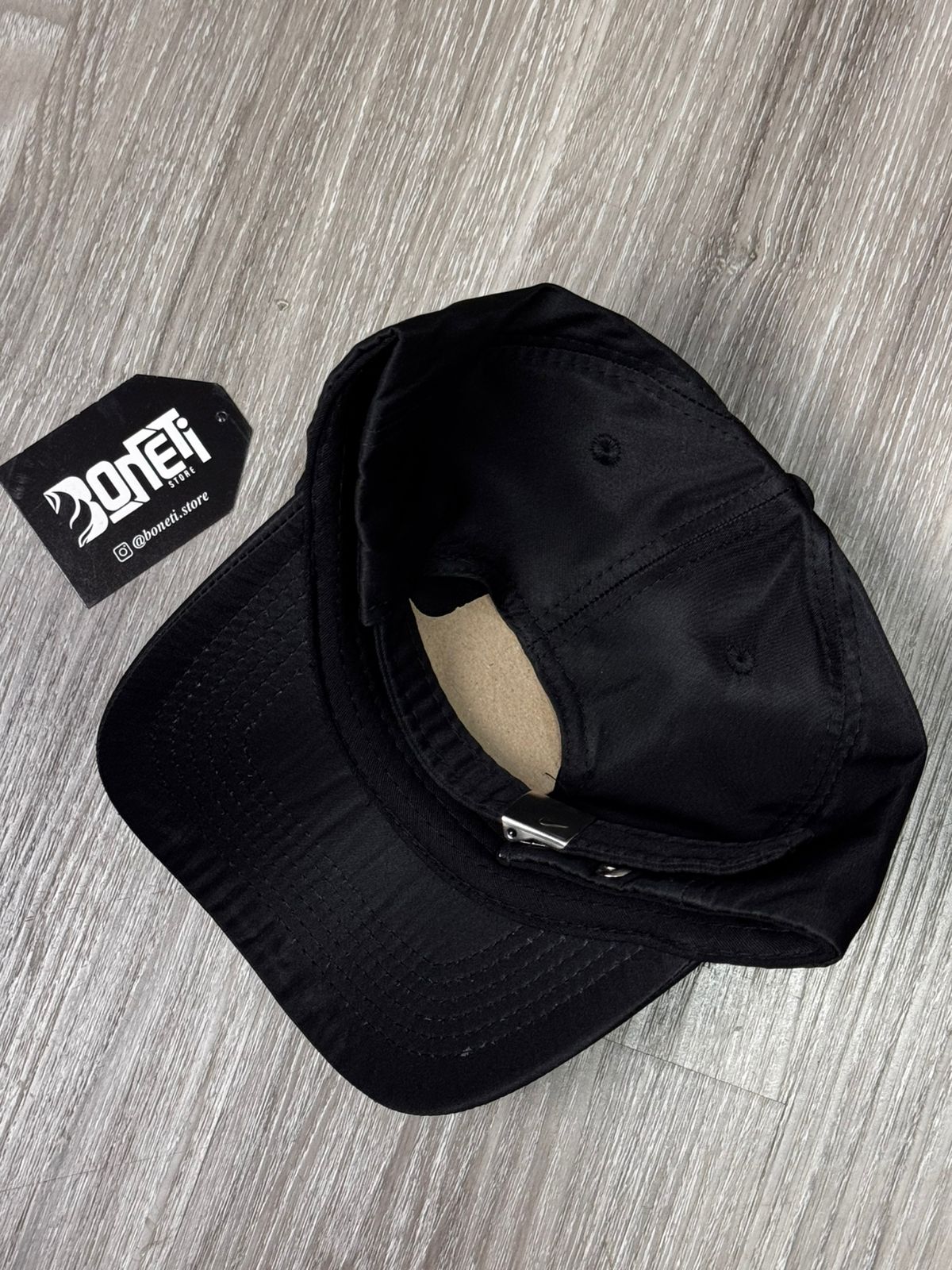 BONÉ NK SWOOSH METAL - PRETO
