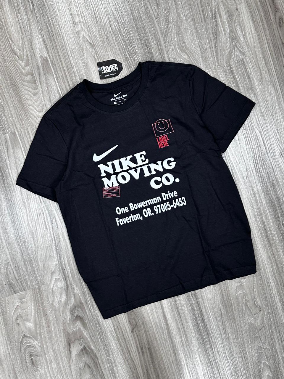 CAMISETA NK MOVING LABEL HERE - PRETO