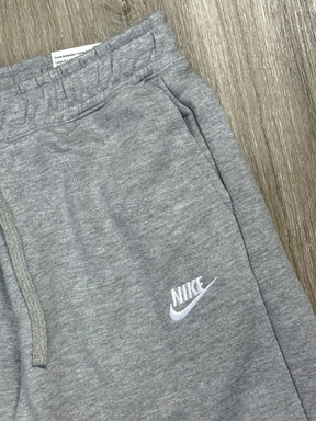 SHORTS MOLETOM NK SPORTSWEAR CLUB - CINZA