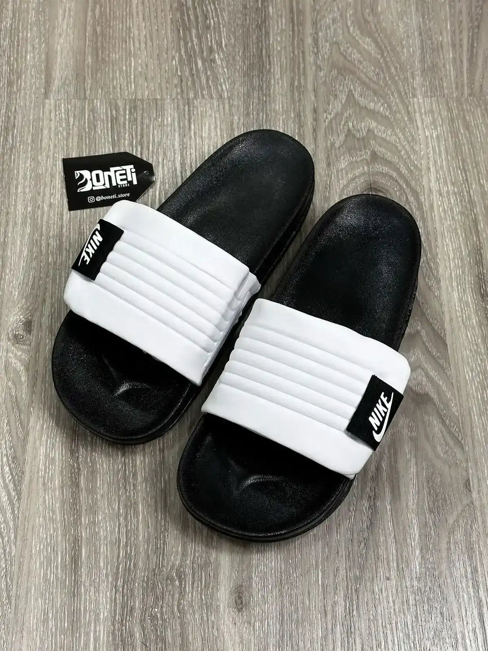 CHINELO SLIDE NK OFFCOURT - PRETO E BRANCO