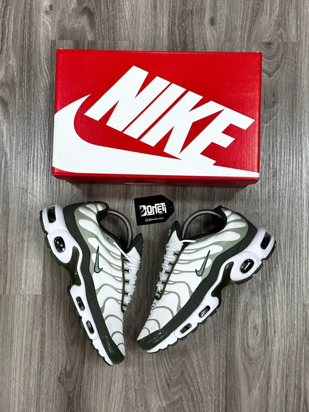 TÊNIS NK AIR MAX PLUS TN - BONE OLIVE GREEN – Boneti Store | Oficial