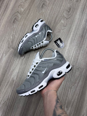 TÊNIS NK AIR MAX PLUS TN - FLAT PEWTER