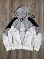 CORTA VENTO NK WINDRUNNER - BRANCO/CINZA