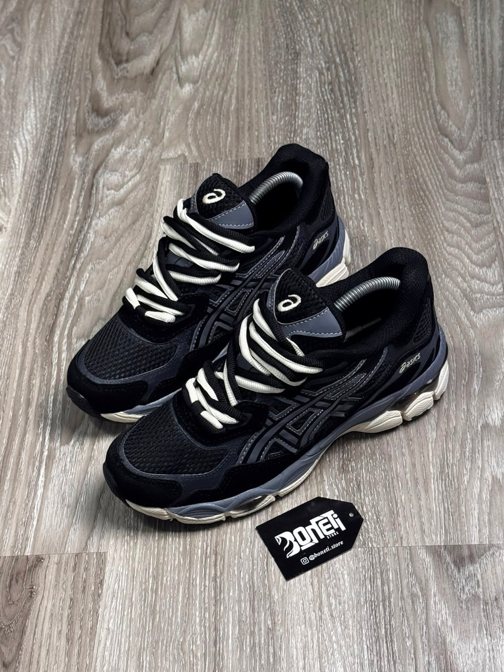 TÊNIS ASICS GEL NYC - PRETO E BEGE