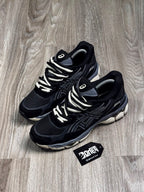 TÊNIS ASICS GEL NYC - PRETO E BEGE