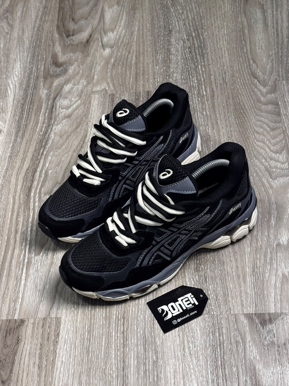 TÊNIS ASICS GEL NYC - PRETO E BEGE