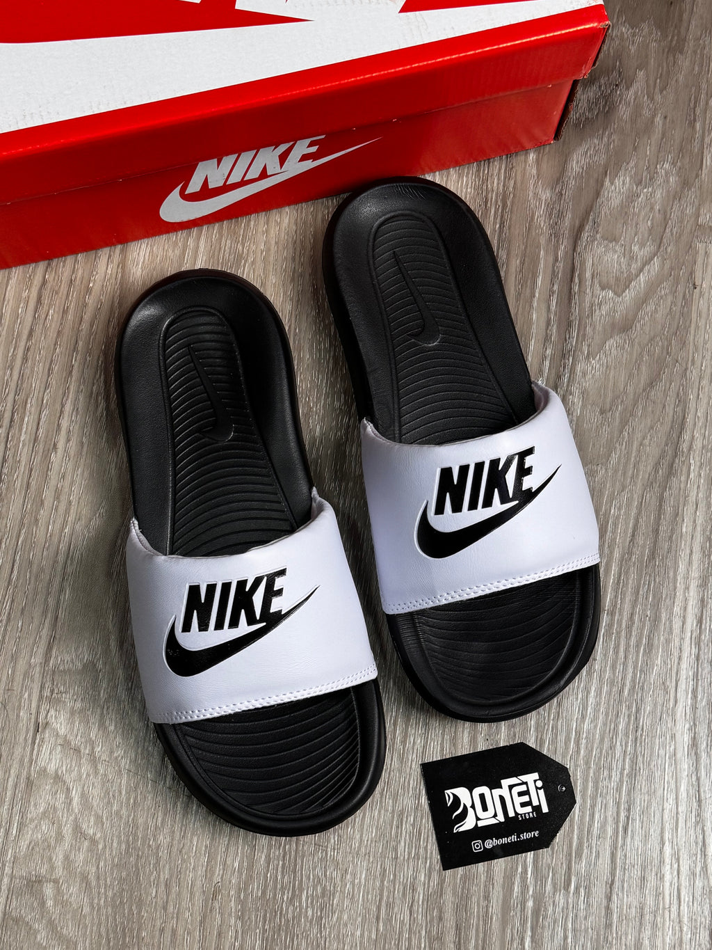 CHINELO SLIDE NK VICTORI - BLACK WHITE