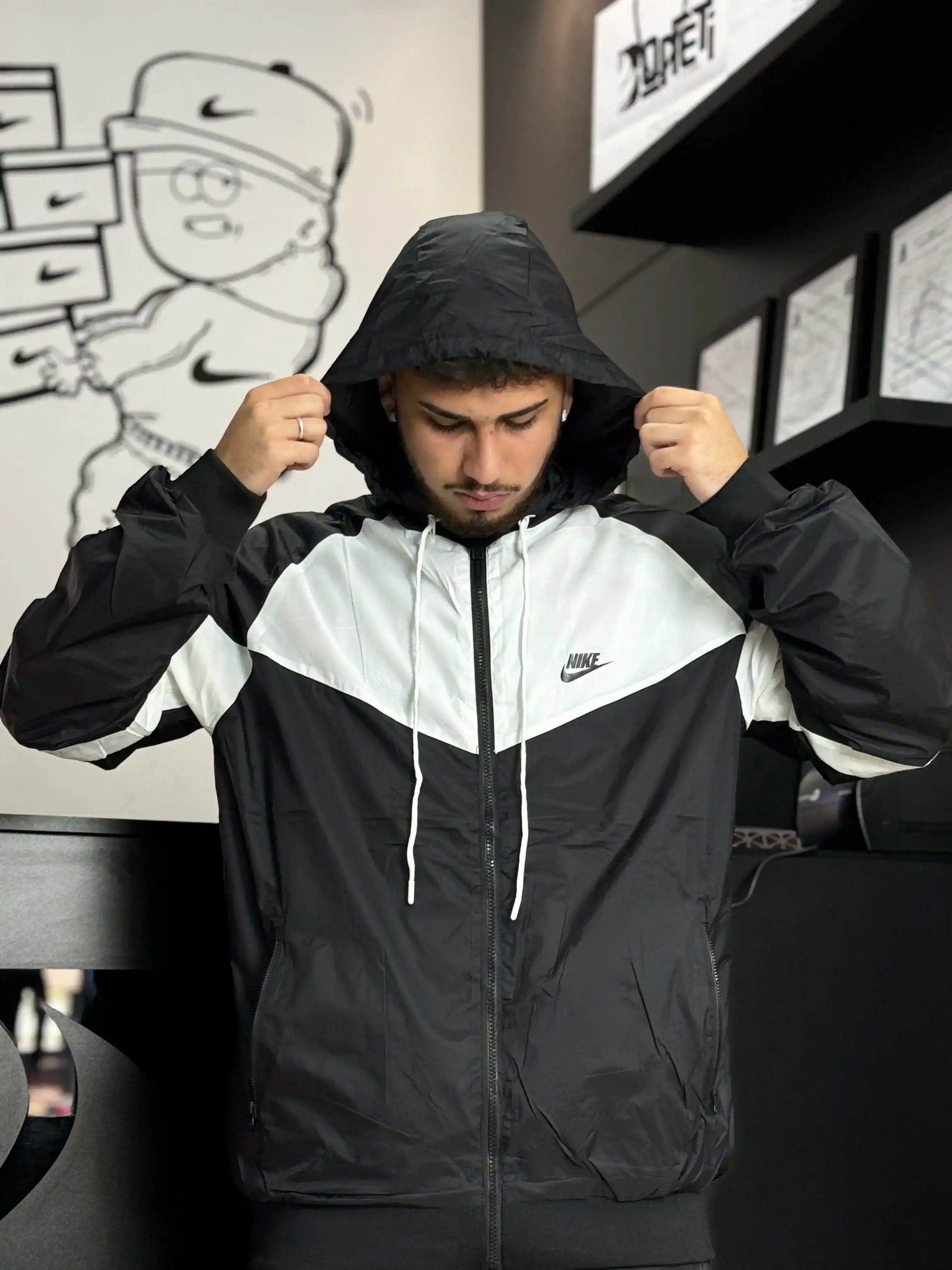 CORTA VENTO NK WINDRUNNER - PRETO/BRANCO