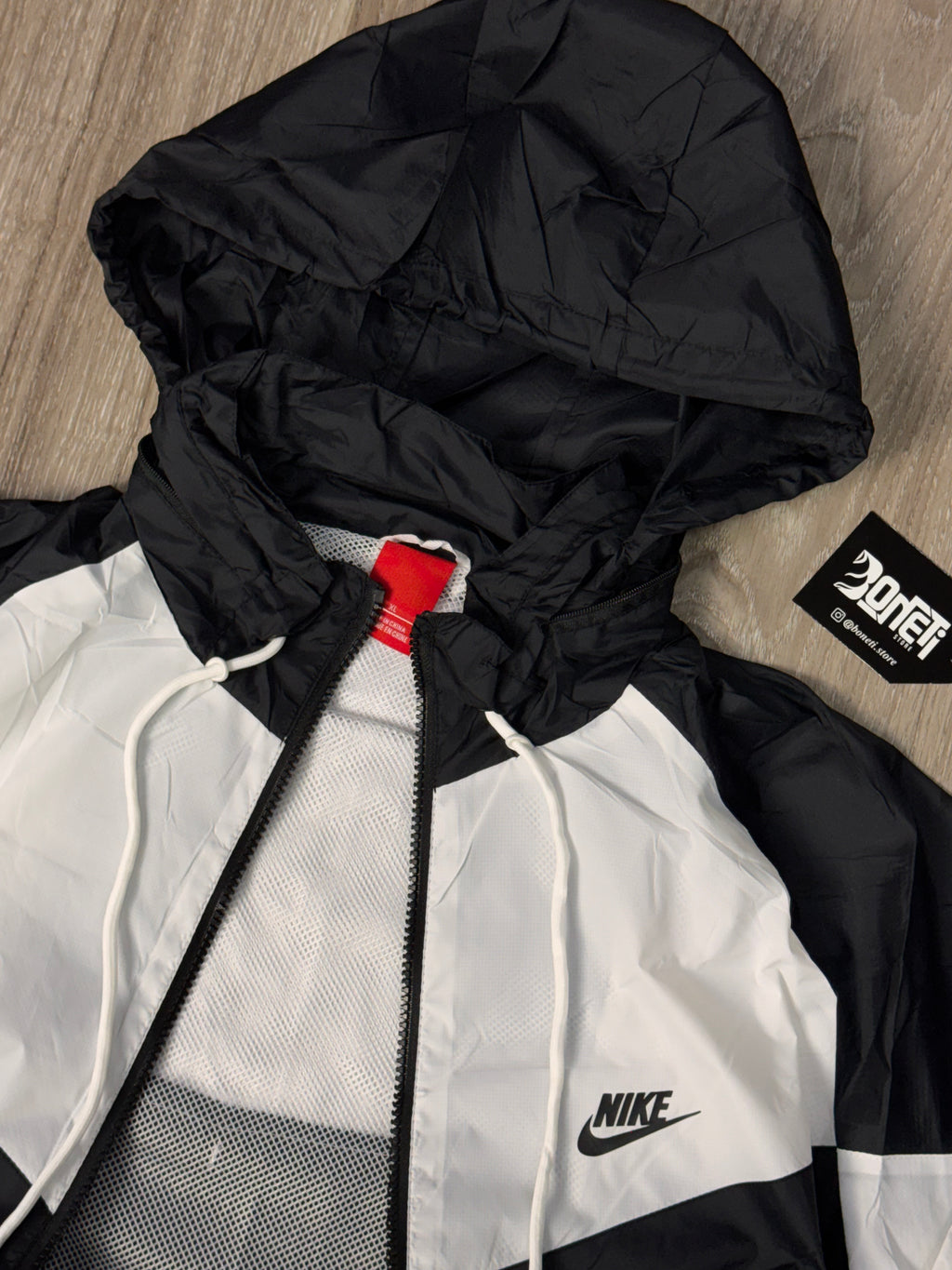 CORTA VENTO NK WINDRUNNER - PRETO/BRANCO