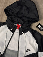 CORTA VENTO NK WINDRUNNER - PRETO/BRANCO