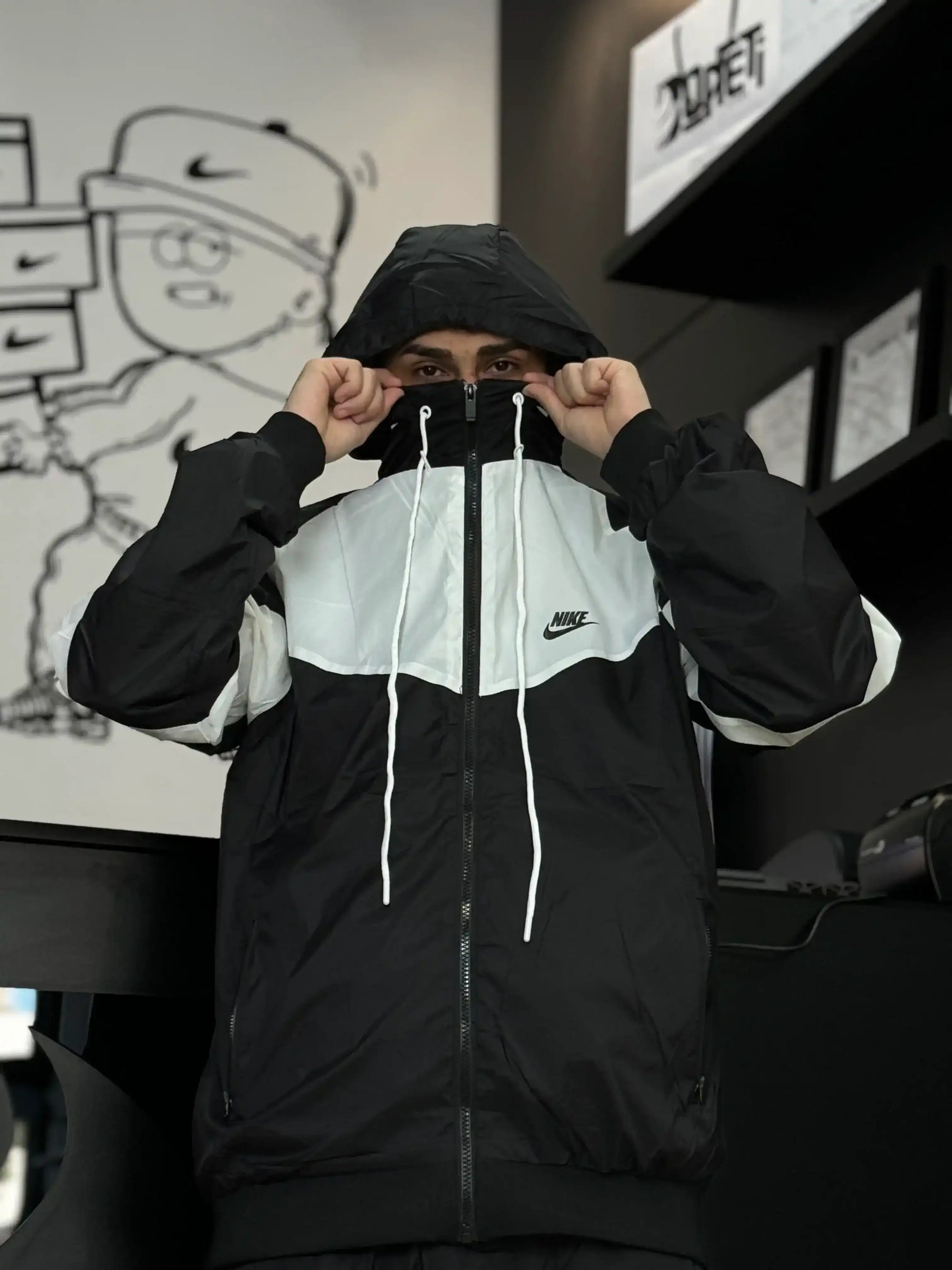 CORTA VENTO NK WINDRUNNER - PRETO/BRANCO