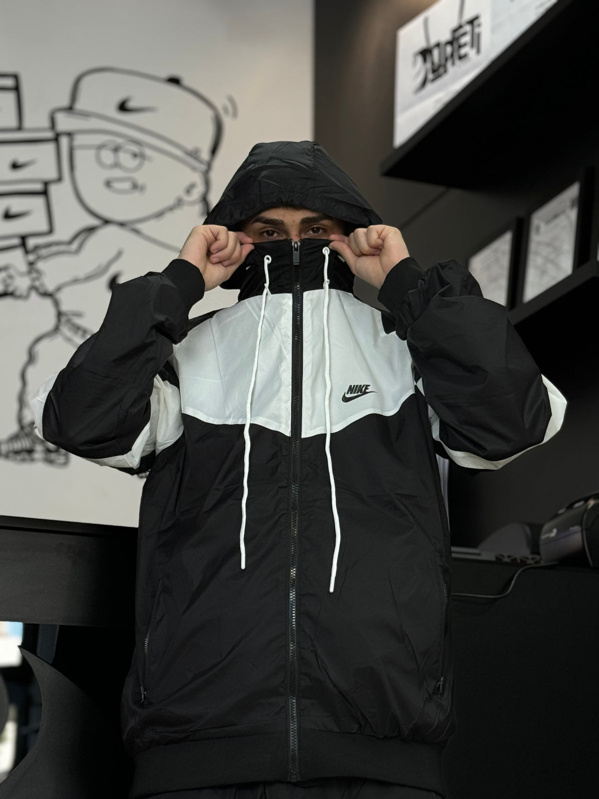 CORTA VENTO NK WINDRUNNER - PRETO/BRANCO