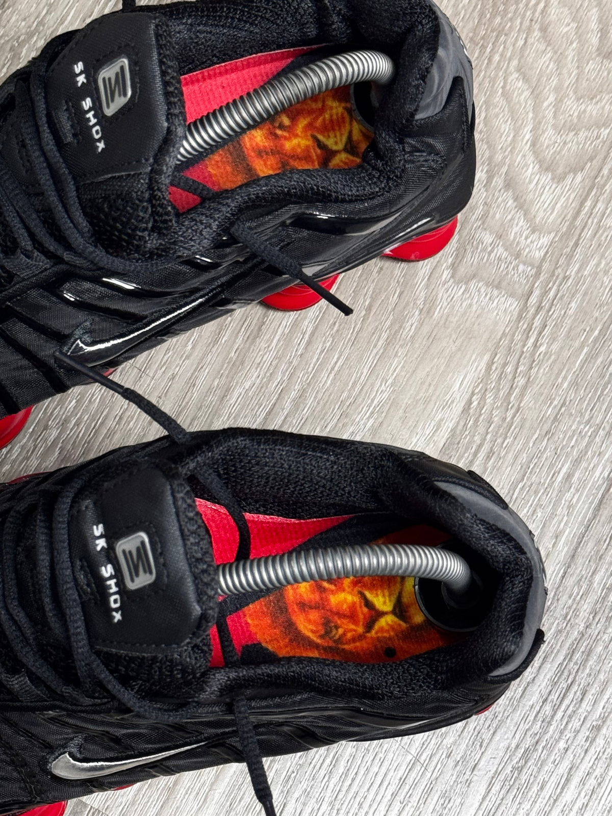 TÊNIS NK SHOX TL 12 MOLAS X SKEPTA - BLACK RED